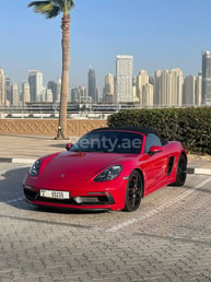 Rouge foncé Porsche Boxster GTS en location à Abu-Dhabi 0