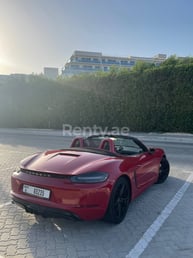 Тёмно-красный Porsche Boxster GTS в аренду в Dubai 1