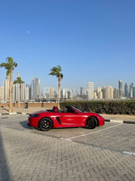 Dunkelrot Porsche Boxster GTS zur Miete in Dubai 2