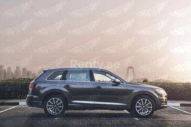 Oro Audi Q7 en alquiler en Abu-Dhabi 3