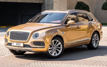 Or Bentley Bentayga en location à Dubai