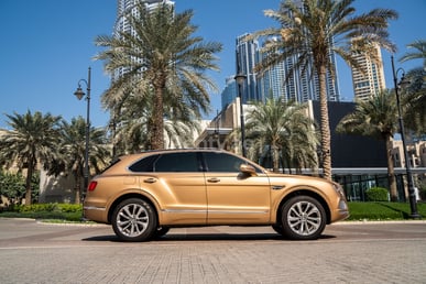 Oro Bentley Bentayga en alquiler en Dubai 5