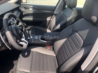 Verte Alfa Romeo Stelvio en location à Sharjah 1