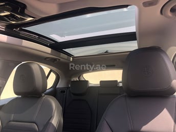 Verte Alfa Romeo Stelvio en location à Sharjah 2