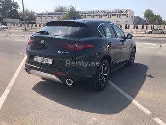 أخضر Alfa Romeo Stelvio للإيجار في Abu-Dhabi 4