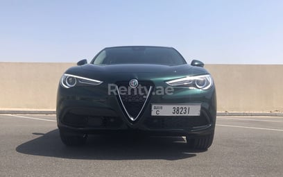 أخضر Alfa Romeo Stelvio للإيجار في Abu-Dhabi