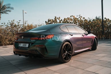 أخضر BMW 840 Grand Coupe للإيجار في Abu-Dhabi 3