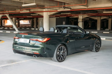 Verde BMW 430i cabrio en alquiler en Dubai 2