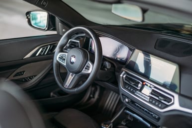 أخضر BMW 430i cabrio للإيجار في Sharjah 3