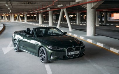 Grün BMW 430i cabrio zur Miete in Dubai