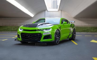 verde Chevrolet Camaro in affitto a Sharjah