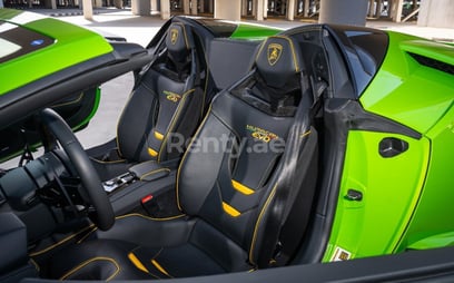Verde Lamborghini Evo Spyder en alquiler en Dubai 3