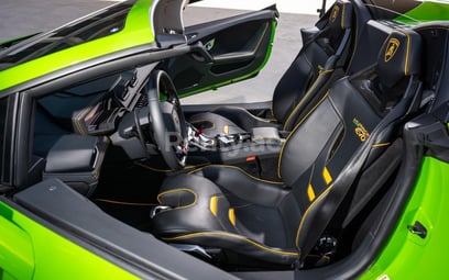 Verte Lamborghini Evo Spyder en location à Dubai 5