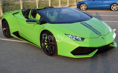 Verde Lamborghini Huracan Spider en alquiler en Sharjah