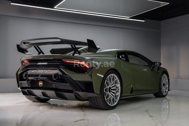 verde Lamborghini Huracan STO in affitto a Abu-Dhabi 0