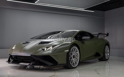 Verte Lamborghini Huracan STO en location à Dubai