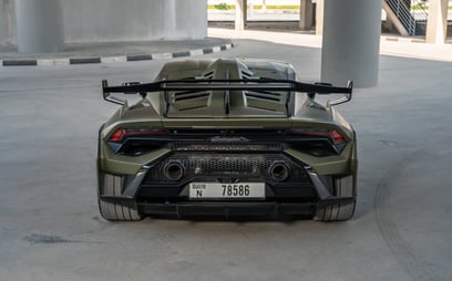 verde Lamborghini Huracan STO in affitto a Dubai 3