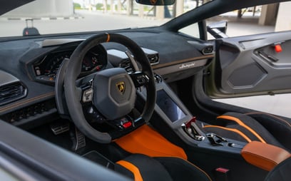 Verte Lamborghini Huracan STO en location à Dubai 4