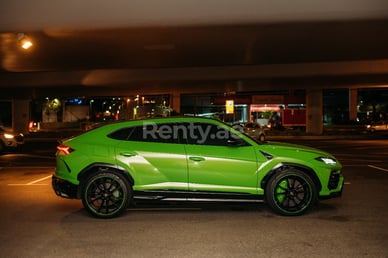 在Abu-Dhabi租赁绿色 Lamborghini Urus Capsule 7