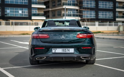 Verde Mercedes E200 Cabrio en alquiler en Dubai 2