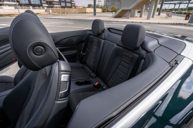 Grün Mercedes E200 Cabrio zur Miete in Dubai 6