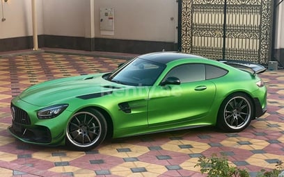 Verde Mercedes GTR en alquiler en Dubai