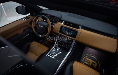 أخضر Range Rover Sport SVR للإيجار في Dubai 5