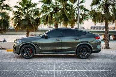 اللون الرمادي 2021 BMW X6 50i V8 BiTurbo engine with X6M bodykit للإيجار في Abu-Dhabi 5