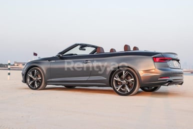 اللون الرمادي Audi A5 2.0T Quattro Convertible للإيجار في Abu-Dhabi 2