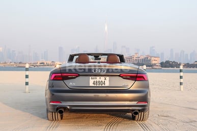 اللون الرمادي Audi A5 2.0T Quattro Convertible للإيجار في Dubai 3