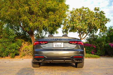 Gris Audi A5 en alquiler en Abu-Dhabi 3