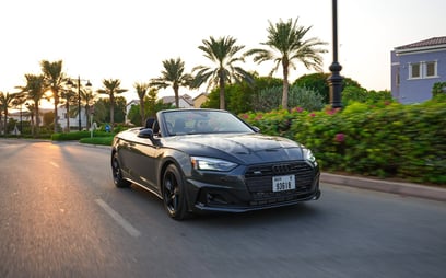 Gris Audi A5 en alquiler en Abu-Dhabi