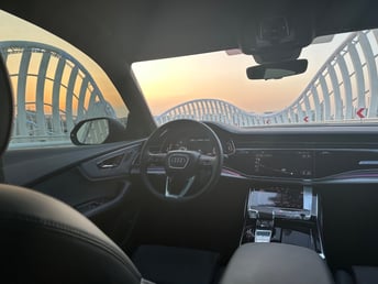 Grise Audi Q8 en location à Sharjah 3