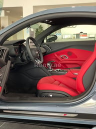 Gris Audi R8 V10 en alquiler en Sharjah 3