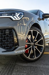 Gris Audi RSQ3 en alquiler en Dubai 4