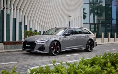 Grau Audi RS6 zur Miete in Abu-Dhabi