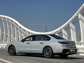 Gris BMW 7 Series en alquiler en Dubai 2