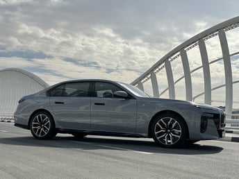 在Dubai租赁灰色 BMW 7 Series 3