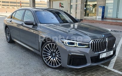 Grau BMW 750 Li M zur Miete in Dubai