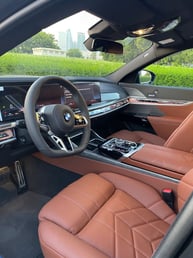 在Sharjah租赁灰色 BMW 740Li 1