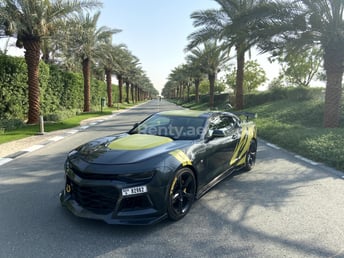 Grigio Chevrolet Camaro in affitto a Abu-Dhabi 2