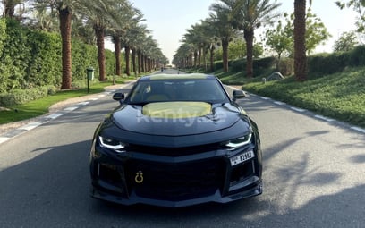 اللون الرمادي Chevrolet Camaro للإيجار في Dubai