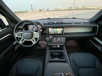 在Abu-Dhabi租赁灰色 Range Rover Defender 2