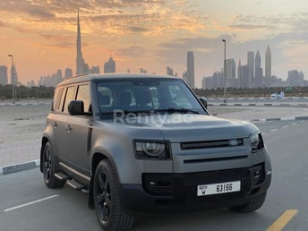 Gris Range Rover Defender en alquiler en Abu-Dhabi 4