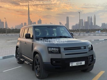 Grigio Range Rover Defender in affitto a Dubai 6