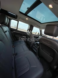 Gris Range Rover Defender en alquiler en Sharjah 8