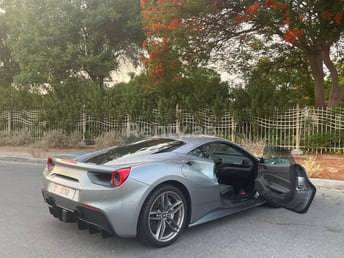 Серый Ferrari 488 GTB в аренду в Abu-Dhabi 1