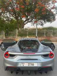 Grau Ferrari 488 GTB zur Miete in Dubai 2