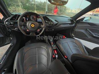 اللون الرمادي Ferrari 488 GTB للإيجار في Dubai 3