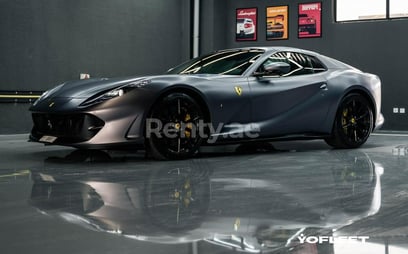 Grau Ferrari 812 GTS zur Miete in Abu-Dhabi